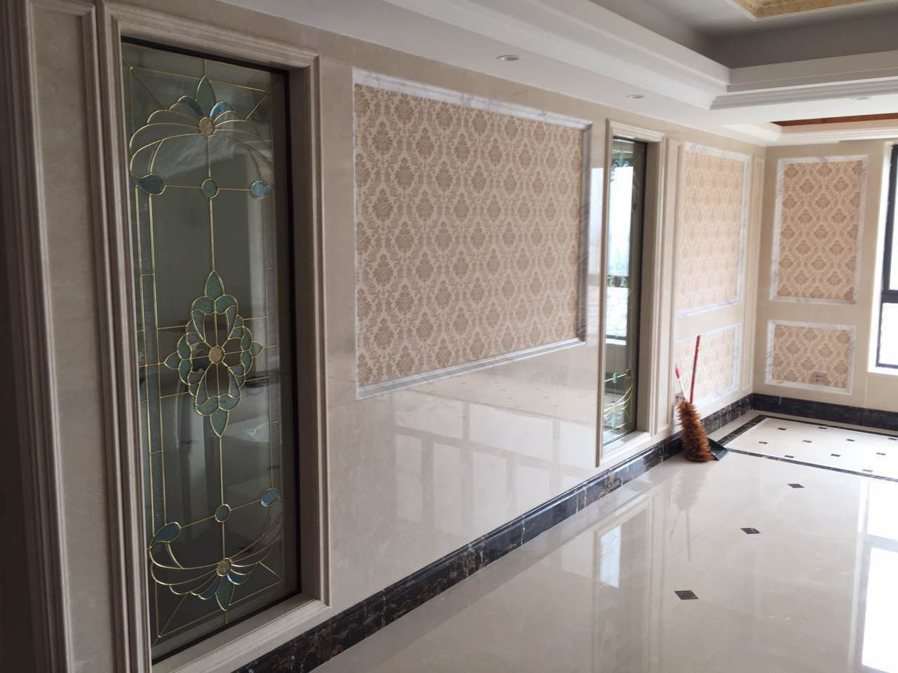 室内装修中贴墙布现场效果，深圳博柏装饰设计集团